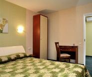 hotel 4976 52h mestniy lyuks spalnya
