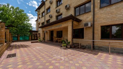 Утомленные солнцем Отель 