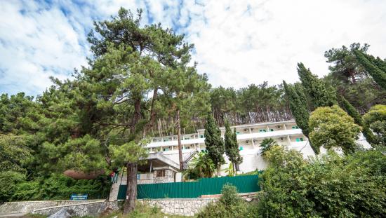 корпус на территории