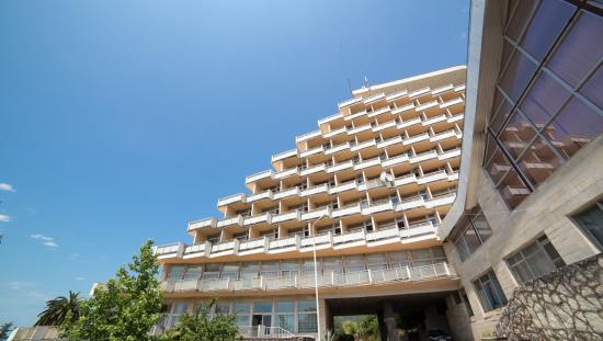 чегем в абхазии что это. hotel 8041 64315 korpus 1. чегем в абхазии что это фото. чегем в абхазии что это-hotel 8041 64315 korpus 1. картинка чегем в абхазии что это. картинка hotel 8041 64315 korpus 1. Село в горах Кавказа называют аулом. Исторически сложилось так, что аул — укреплённое поселение. Дома в аулах строятся обычно из камня на горном склоне или у отвесной стены: для защиты от неожиданного нападения. Одноэтажные и двухэтажные дома расположены уступами; обычно они обращены фасадом на юг, чтобы зимой получать больше от солнечного света и иметь защиту от холодных северных ветров.