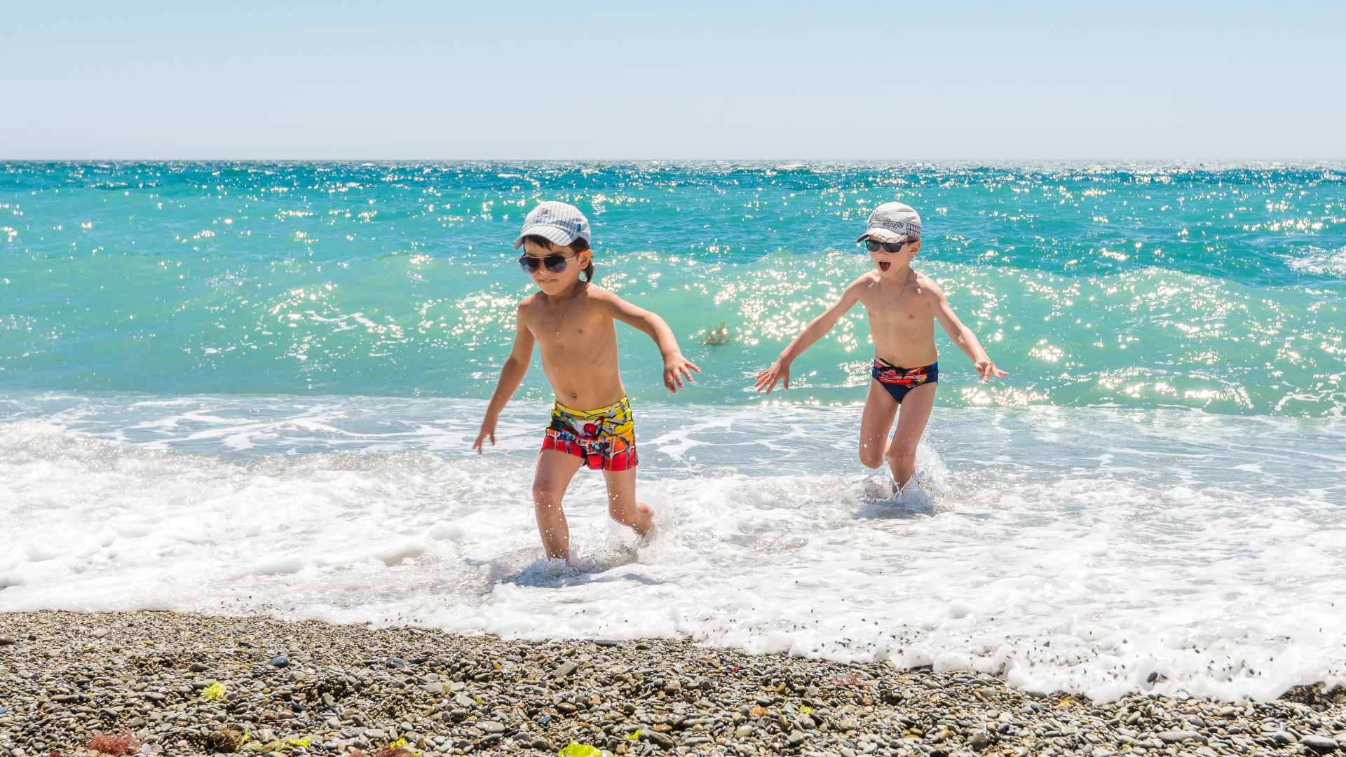 Черное море пляж для детей. Ялта Интурист пляж. Дети на море. Лето пляж дети. Лето дети море.