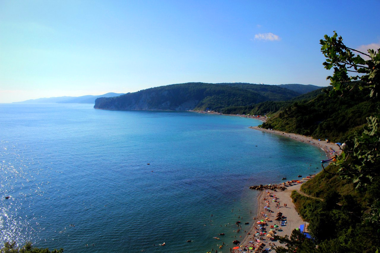 Краснодарский край куда лучше поехать на море. Голубая бухта Бжид. Голубая бухта Архипо Осиповка. Черное море бухта Инал.